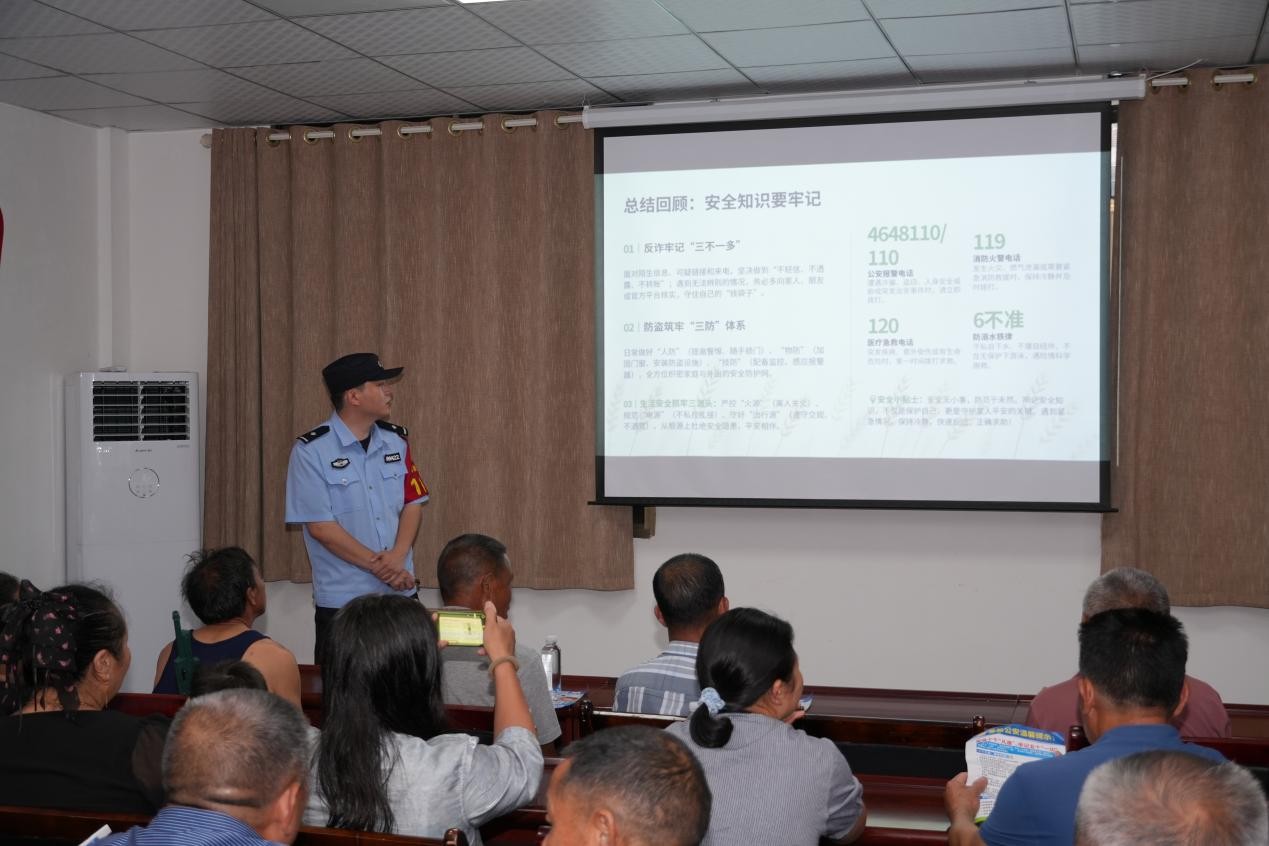 法治宣传进乡村  安全教育入民心——实践团联合民警走进西塔村开展普法宣讲